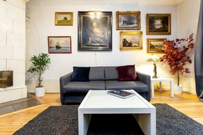 Appartement Standard, 1 chambre, vue sur la ville | Salle de séjour | Téléviseur à écran plat