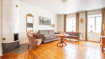 Departamento superior, 1 habitación, vista a la ciudad | Sala de estar | Televisión de pantalla plana