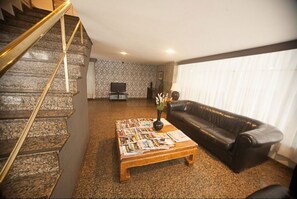 Coin salon dans le hall