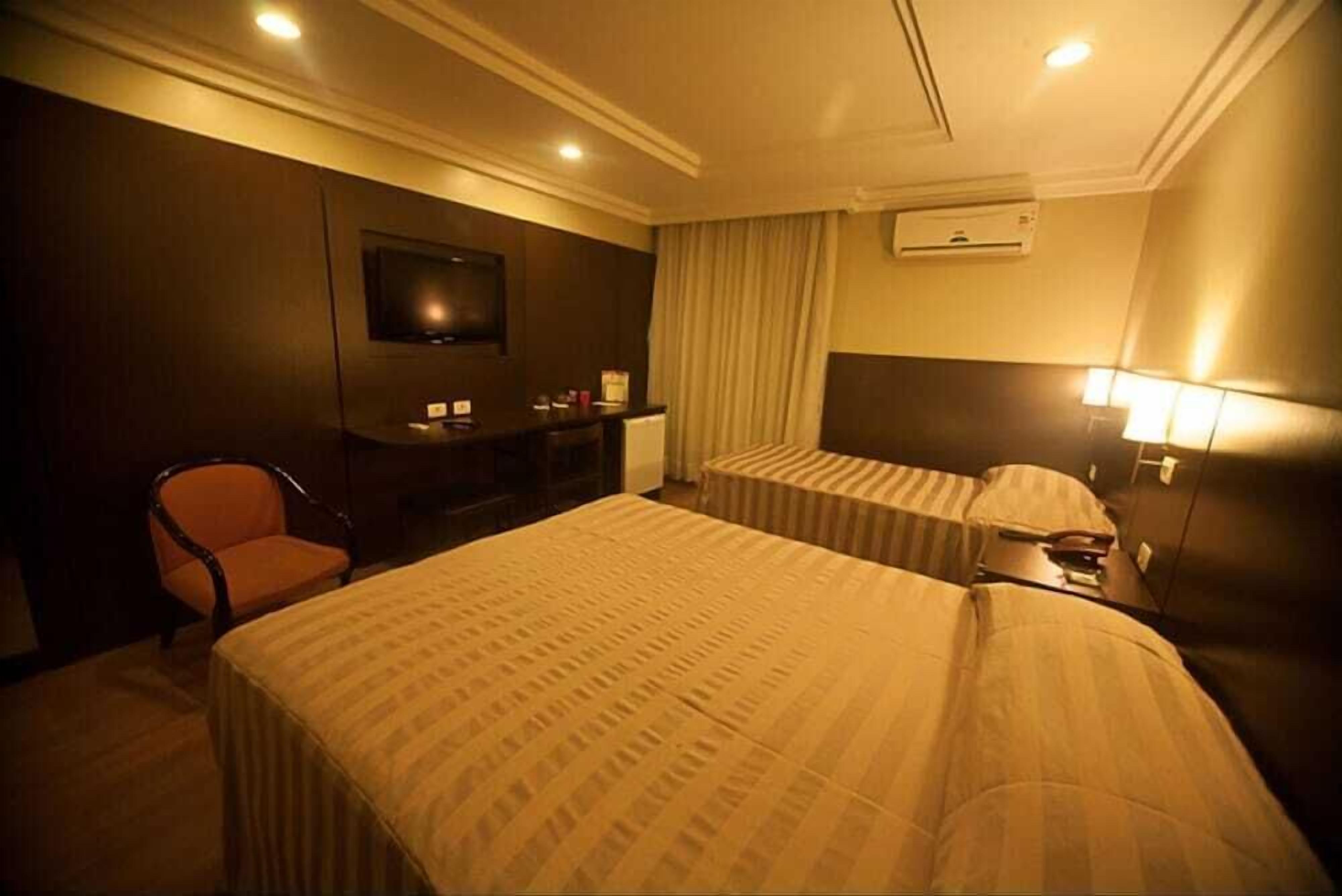 Minibar, két bảo mật tại phòng, bàn 