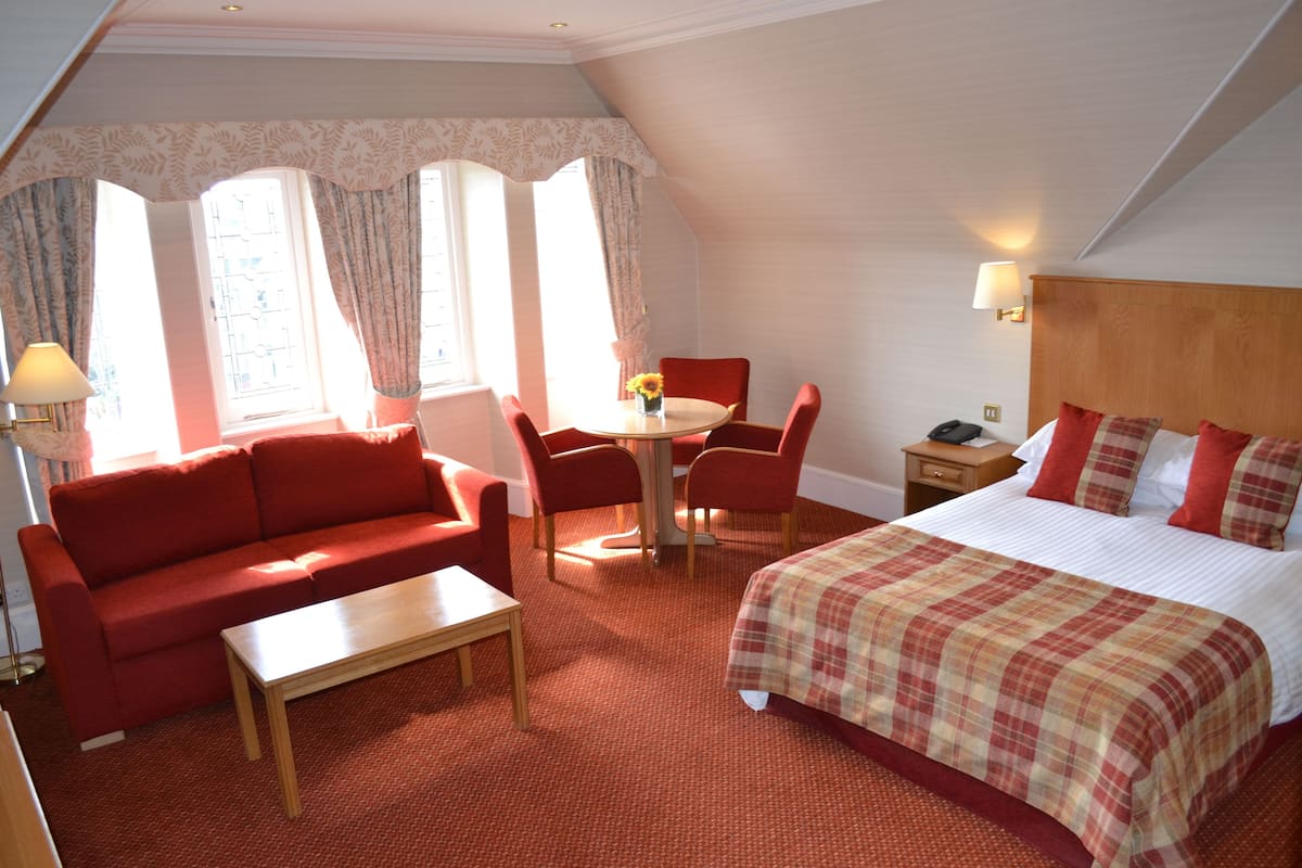 32-inch flat-screen tv with digital channels, tv