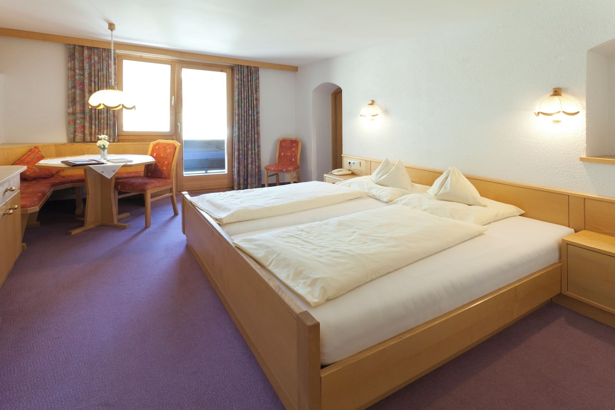 Classic Double Room, Mountain View | Egyptian cotton sheets, premium bedding, in-room safe