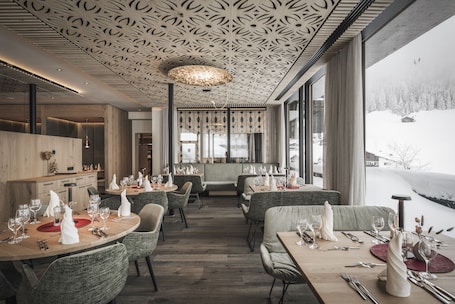 ์์นจ ์์ฌ, ์ ์ฌ ์์ฌ, ์ ๋
์์ฌ ์ ๊ณต, ์ธ๊ณ ์๋ฆฌ