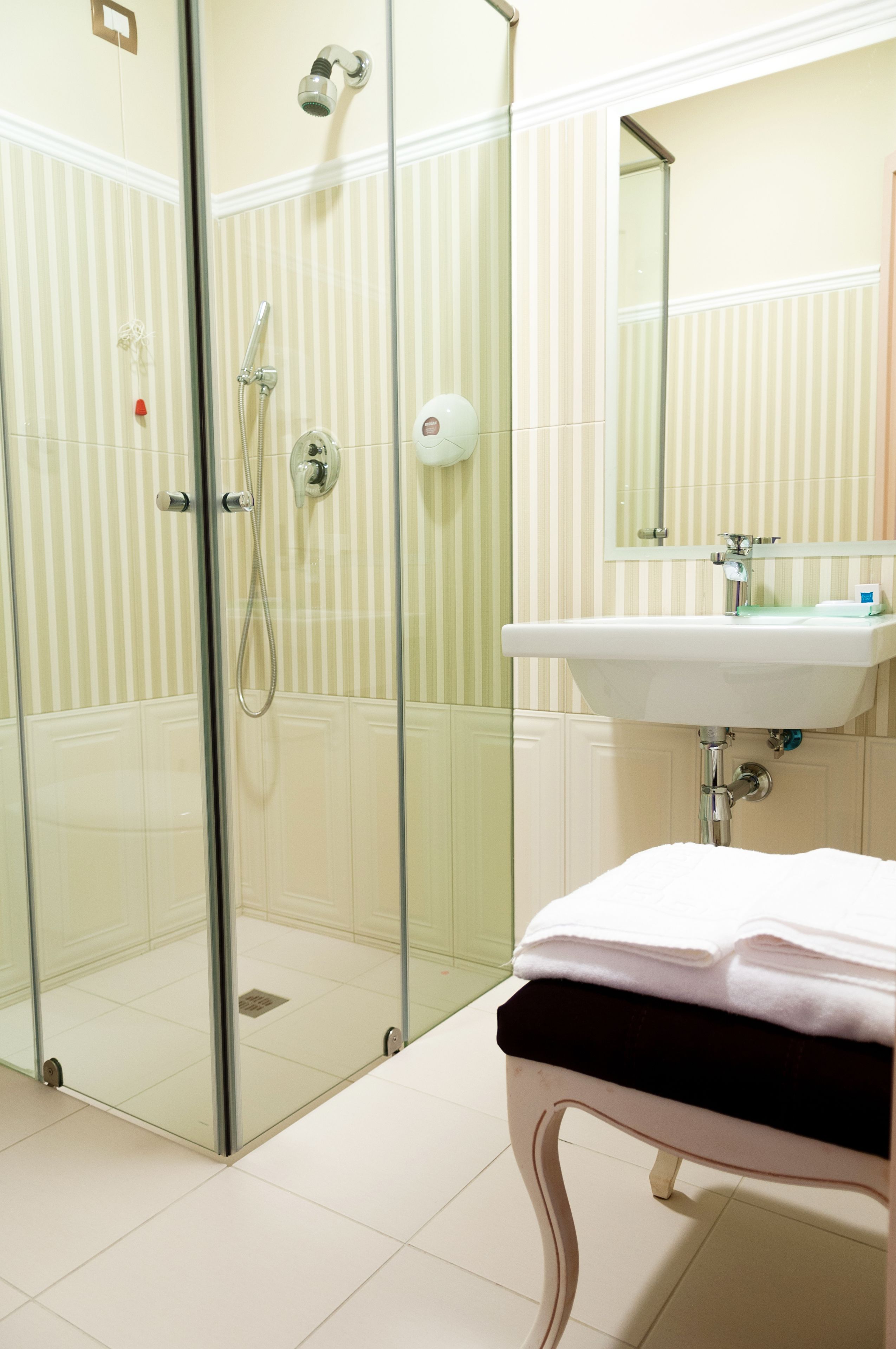 single room | bathroom | separate bathtub and shower, rainfall showerhead, free toiletries