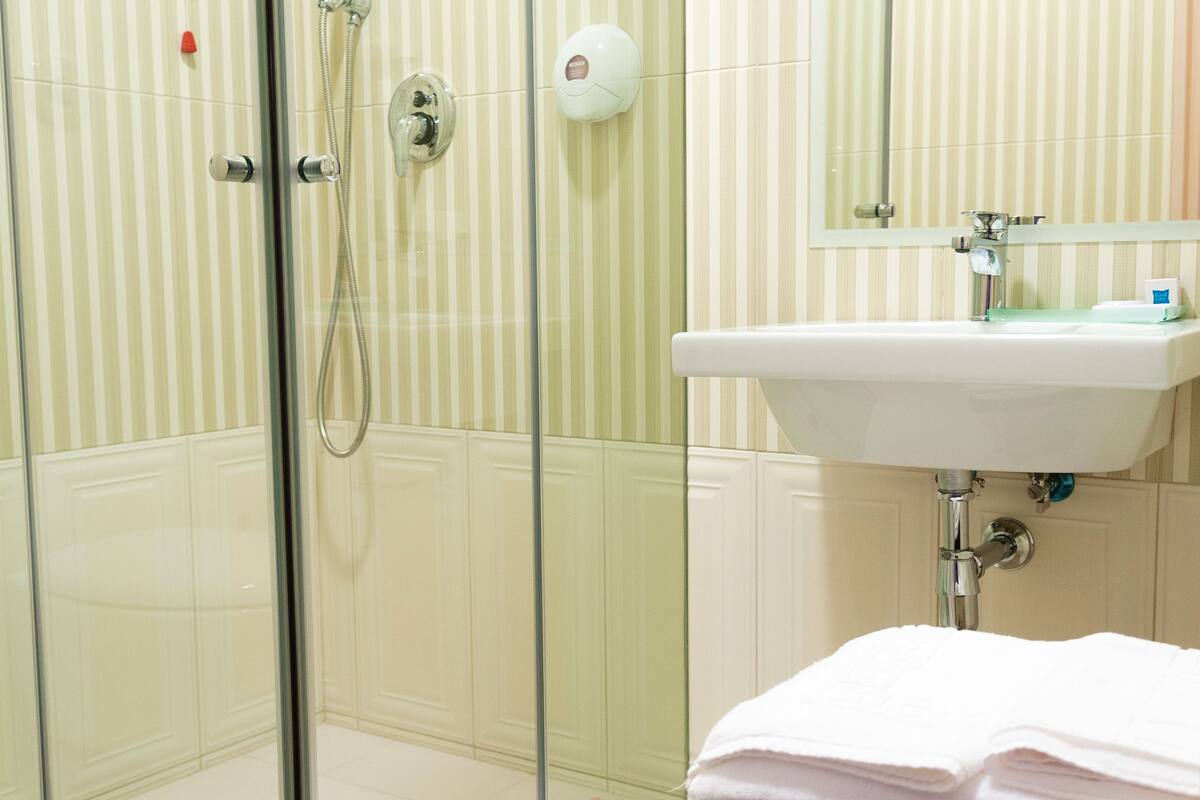 single room | bathroom | separate bathtub and shower, rainfall showerhead, free toiletries