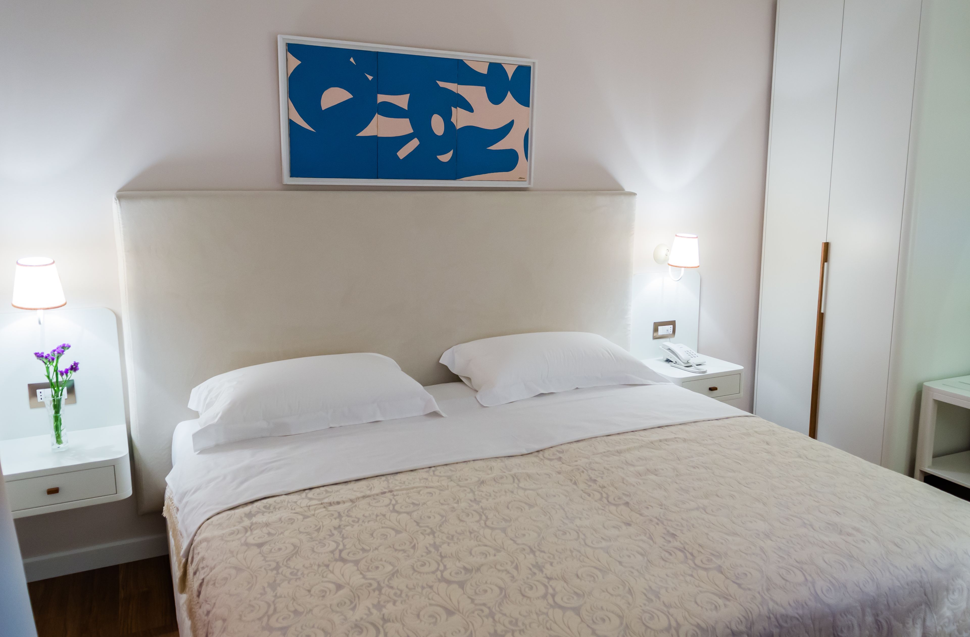 frette italian sheets, select comfort beds, minibar