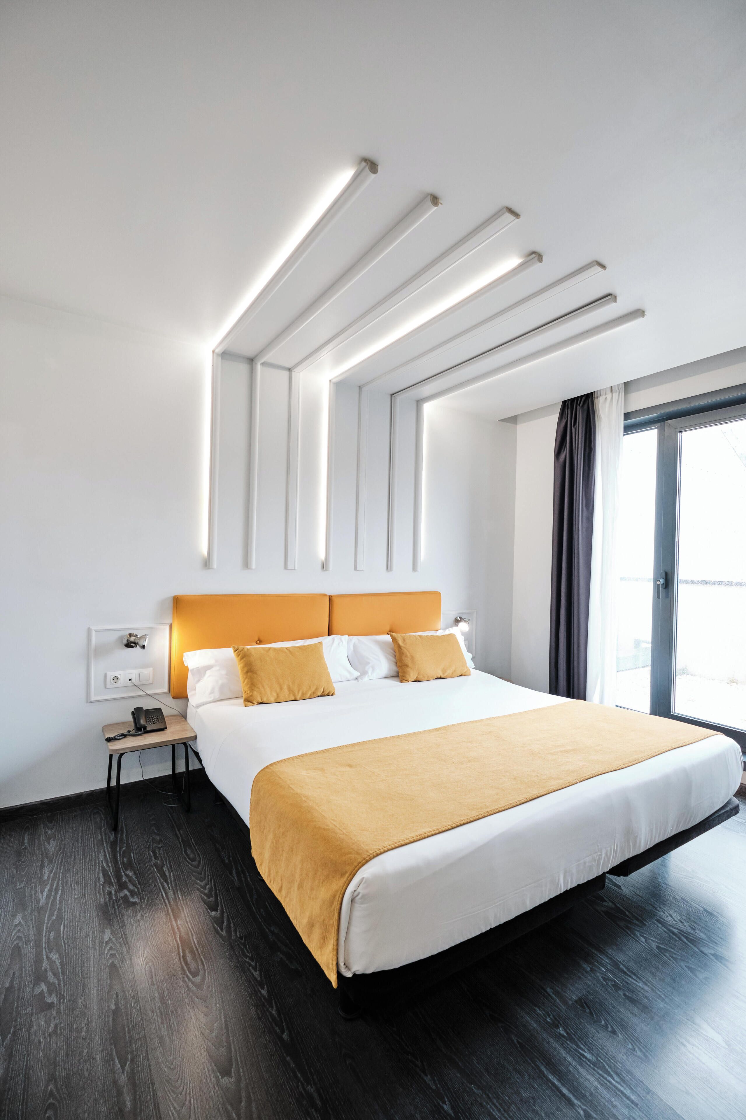 Coffres-forts dans les chambres, bureau, Wi-Fi gratuit, draps fournis