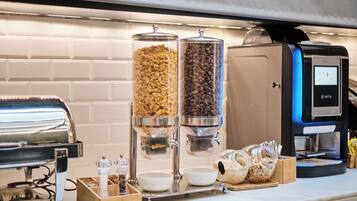 Sarapan prasmanan setiap hari (EUR 9 per orang)