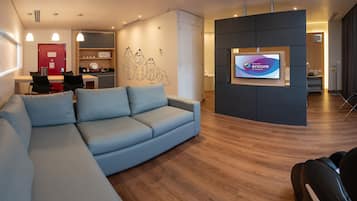 Executive Suite, 1 King Bed with Sofa bed, Hot Tub (Massage Sofa) | In-room safe, desk, iron/ironing board, free WiFi