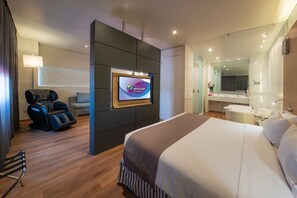 Suite Eksekutif, 1 Tempat Tidur King dengan tempat tidur Sofa, hot tub (Massage Sofa) | Brankas, meja kerja, setrika/meja setrika, dan Wi-Fi gratis