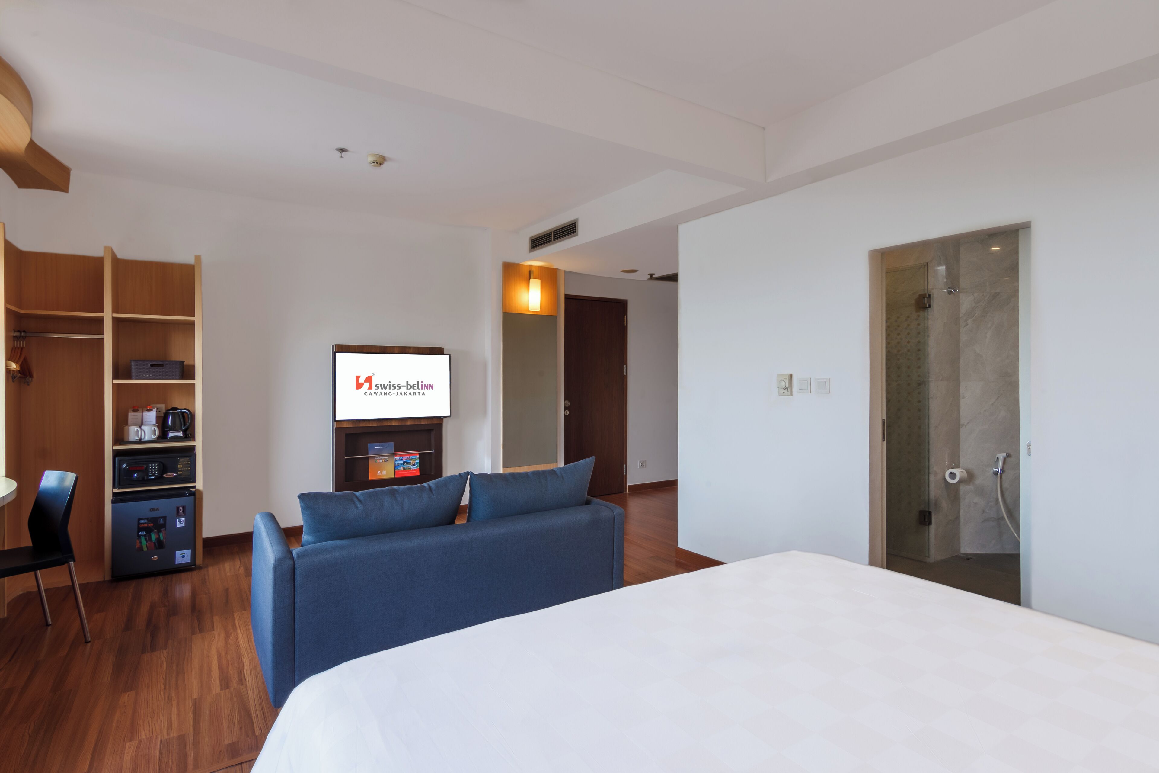 junior room | premium bedding, minibar, in-room safe, desk