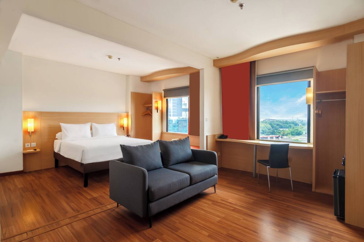 Kamar Junior | Minibar, brankas, meja kerja, dan kedap suara