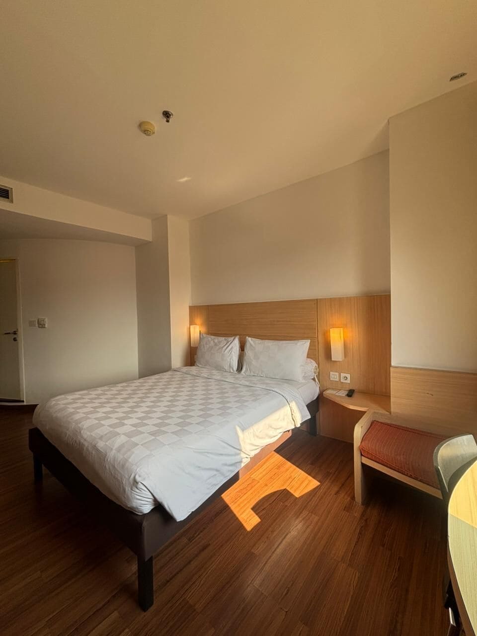 Superior Corner Room | Minibar, in-room safe, desk, soundproofing