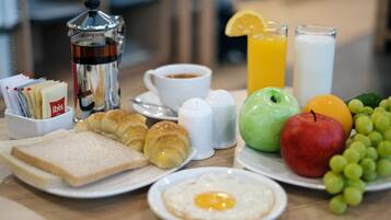 Morgenmadsbuffet hver dag (70000 IDR pr. person)