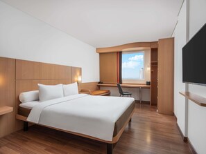 Kamar Standar, 1 Tempat Tidur Double | Brankas, meja kerja, tirai kedap cahaya, dan setrika/meja setrika