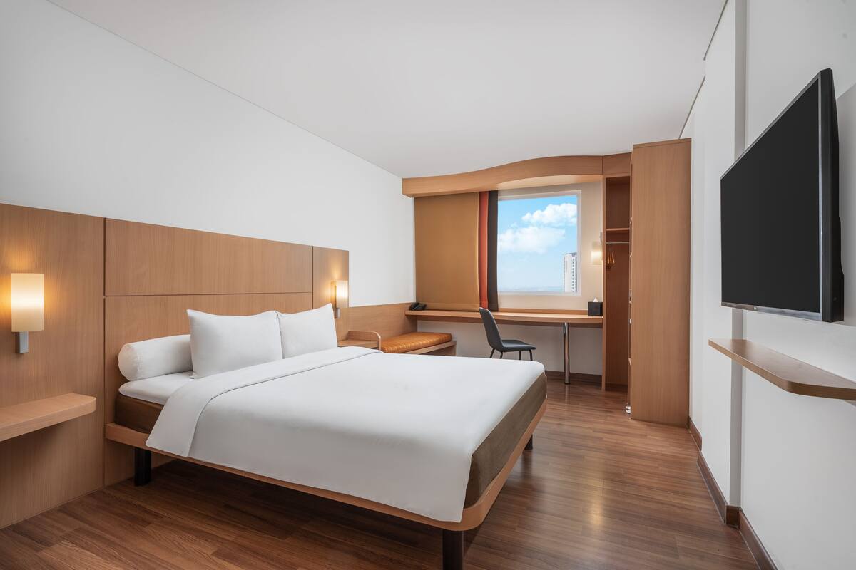 Standard Room, 1 Double Bed | 1 bedroom, in-room safe, desk, blackout drapes
