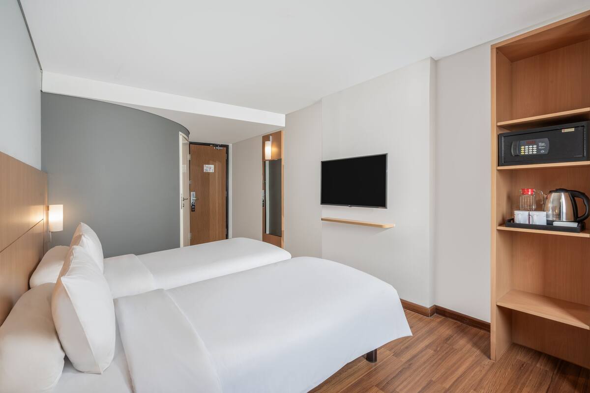 Standard Room, 2 Twin Beds | 1 bedroom, in-room safe, desk, blackout drapes