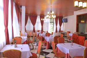 Desayuno con opciones de la cocina local incluido