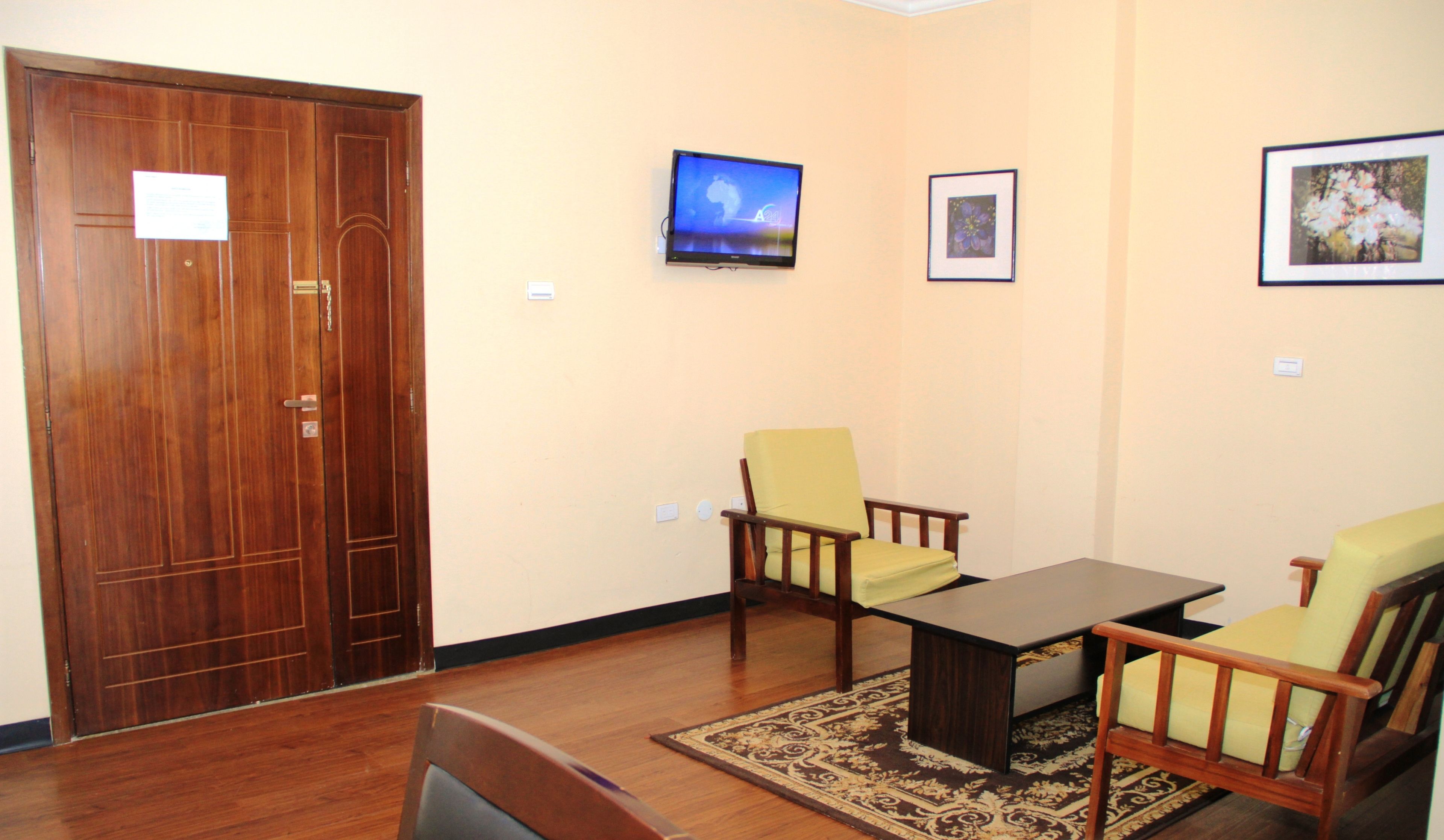 suite | living area | 32-inch led tv with satellite channels, tv, books