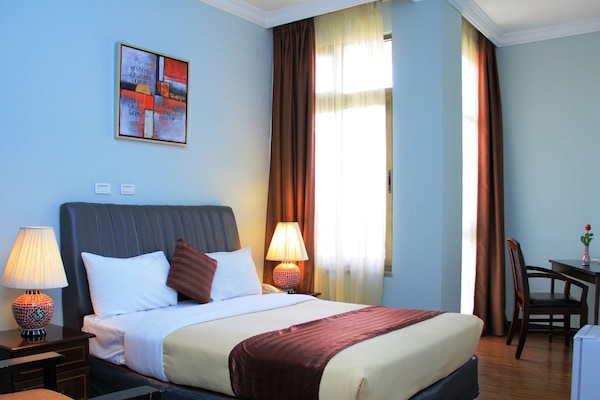 Kahden hengen standard-huone | Memory foam -patjalliset sängyt, tallelokero huoneessa, työpöytä