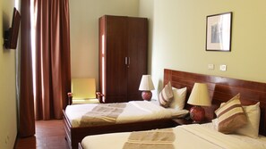 أسرّة بإسفنج يتكيف مع شكل الجسم وخزنة داخل الغرفة ومكتب