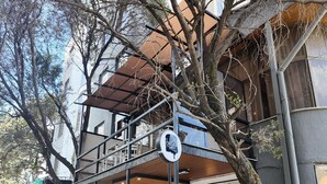 A two-story building with a cafe on the ground floor. - Hotel Lobelia (Addis Ababa)