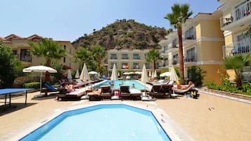 Sesongbasert utendørsbasseng, bassengparasoller og solsenger