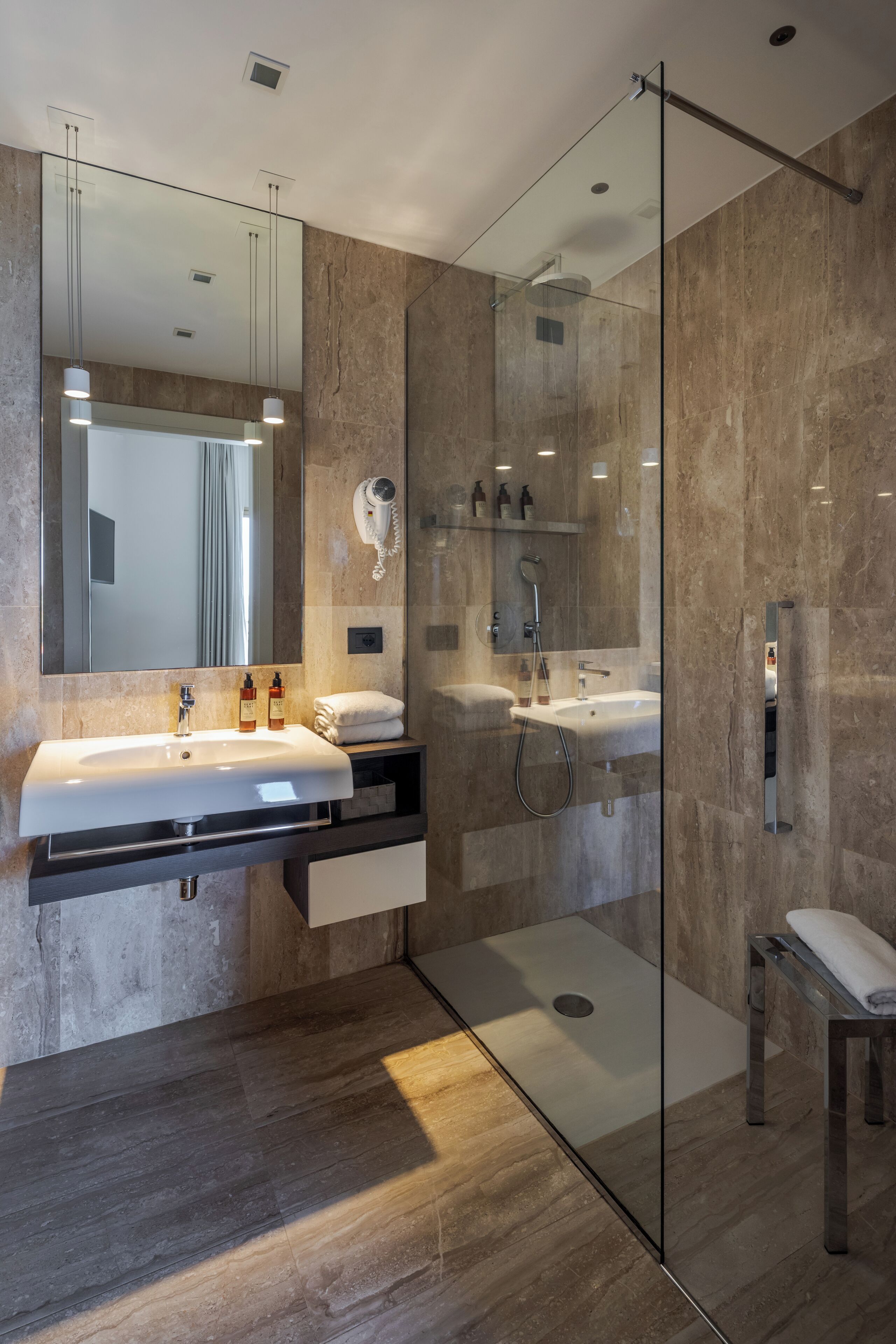 doppia superior vista mare | bathroom | rainfall showerhead, hair dryer, bidet, towels