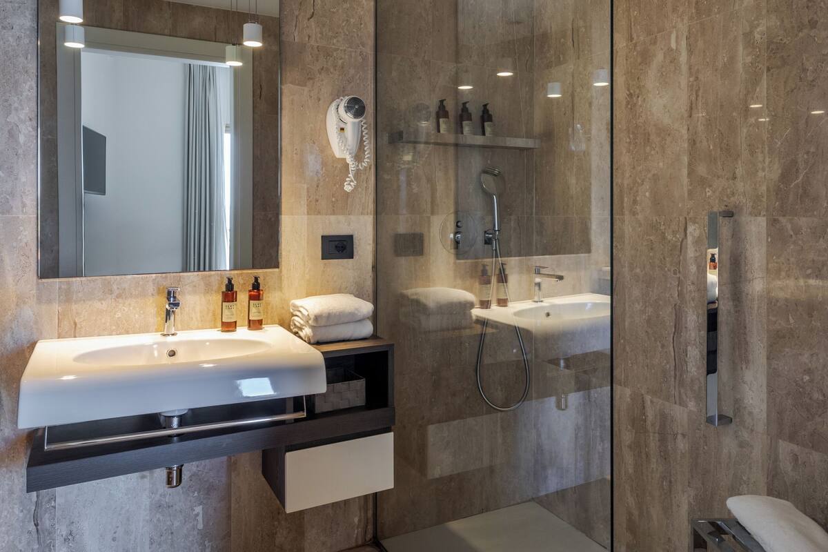 doppia superior vista mare | bathroom | rainfall showerhead, hair dryer, bidet, towels