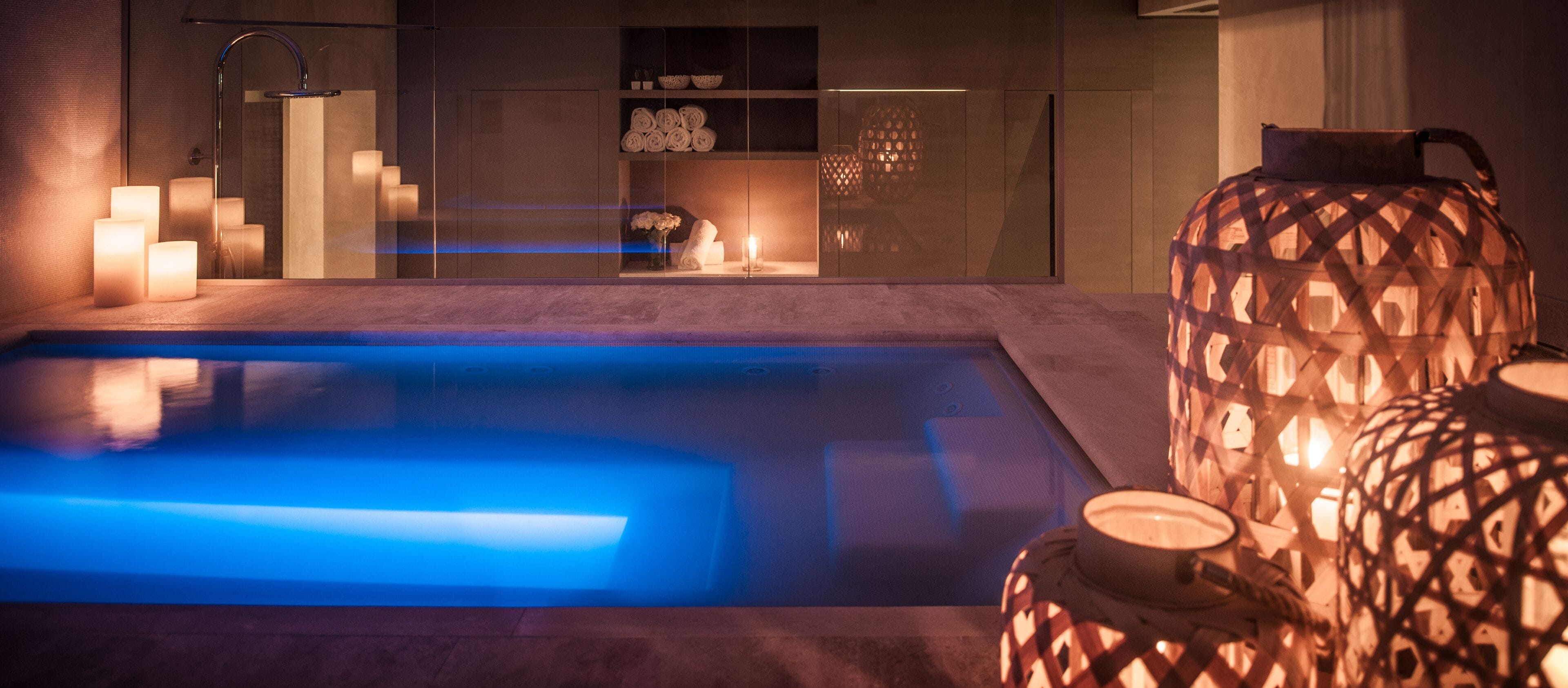 Une salle de bain moderne dotée d’une douche à parois de verre, d’une baignoire et d’un grand miroir.