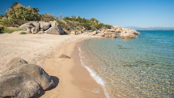 Plage privée, sable blanc, chaises longues, parasols