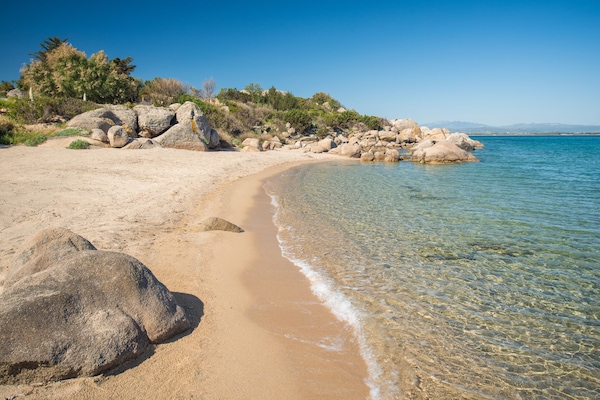 Playa privada, arena blanca, tumbonas y sombrillas
