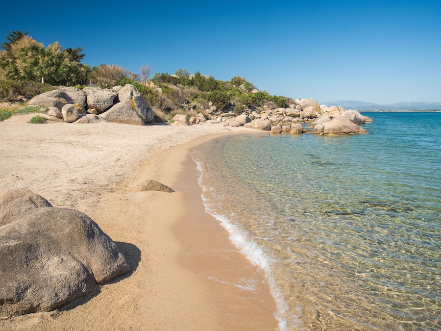 Plage privée, sable blanc, chaises longues, parasols