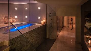Een sauna, een bubbelbad, een Turks bad/hammam, lichaamsbehandelingen