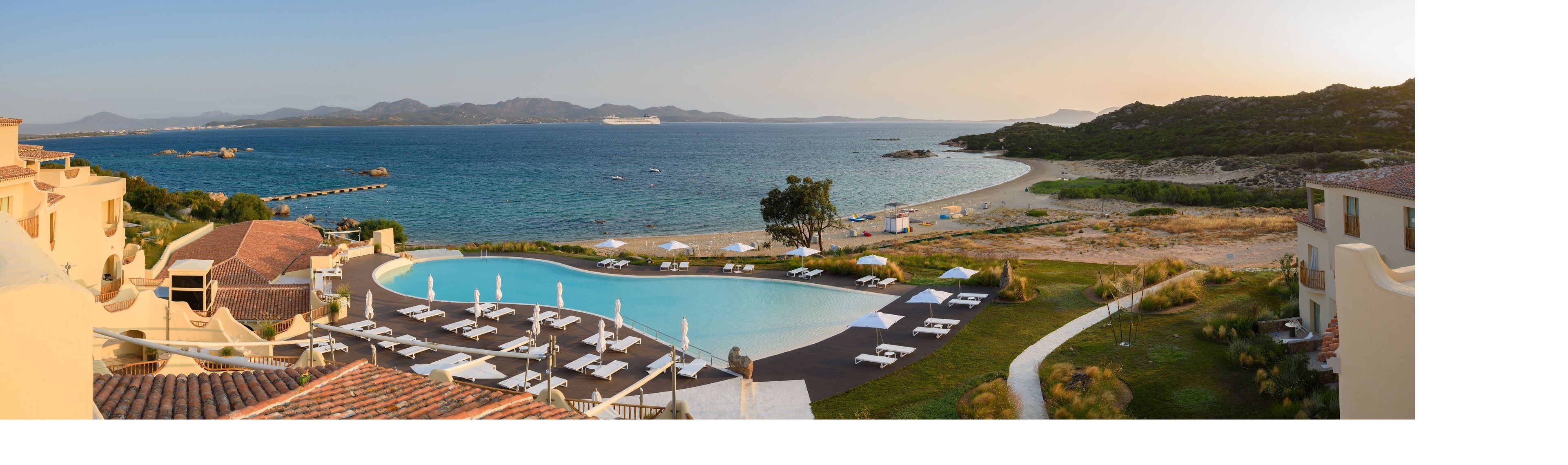 Udendørs pool, parasoller, liggestole