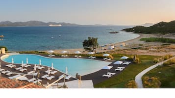 Udendørs pool, parasoller, liggestole