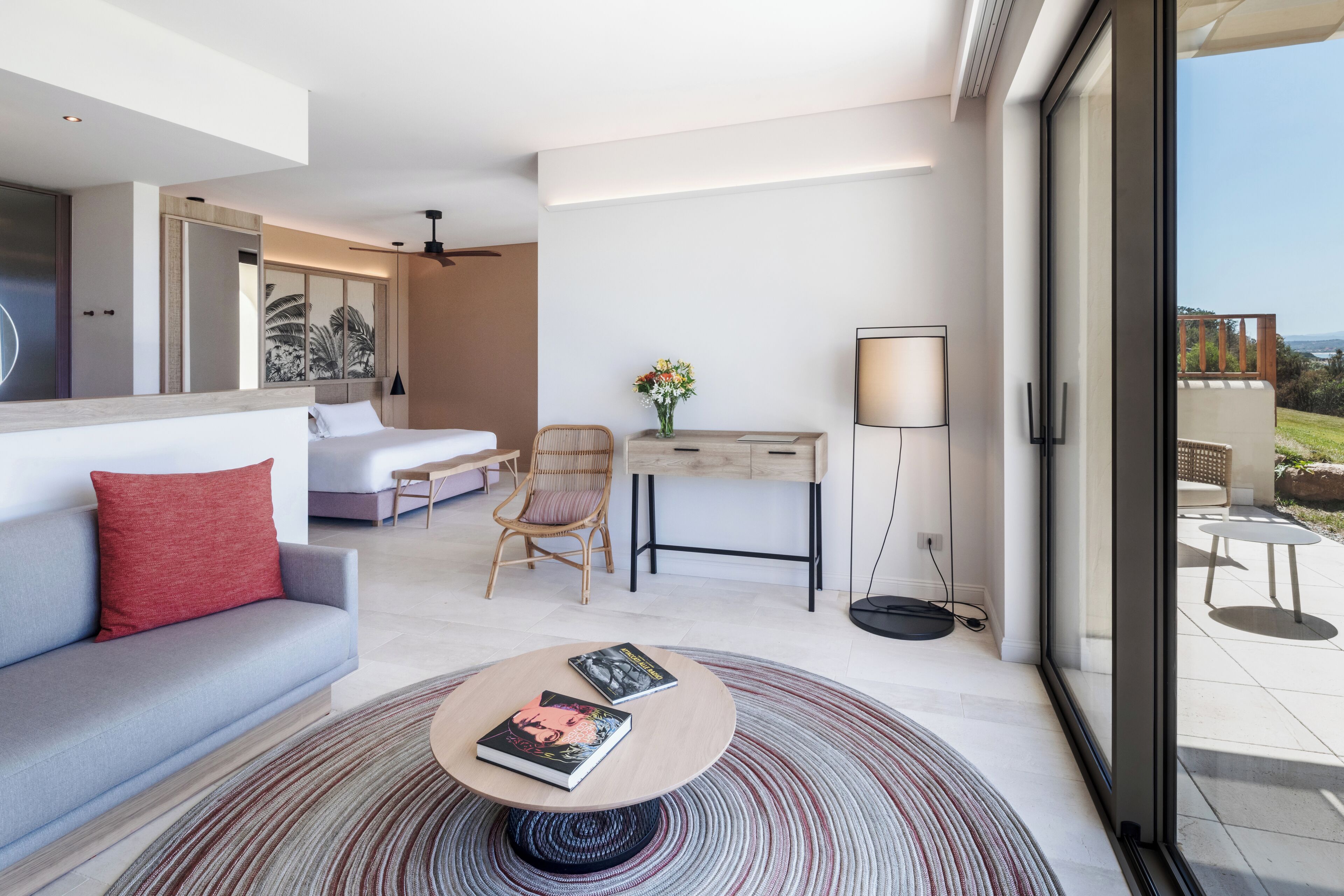 Junior Suite Spa Tub | Bar mini, peti besi dalam bilik, meja, langsir/tirai gelap terus 