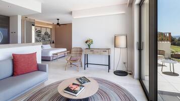 Junior Suite Spa Tub | Bar mini, peti besi dalam bilik, meja, langsir/tirai gelap terus