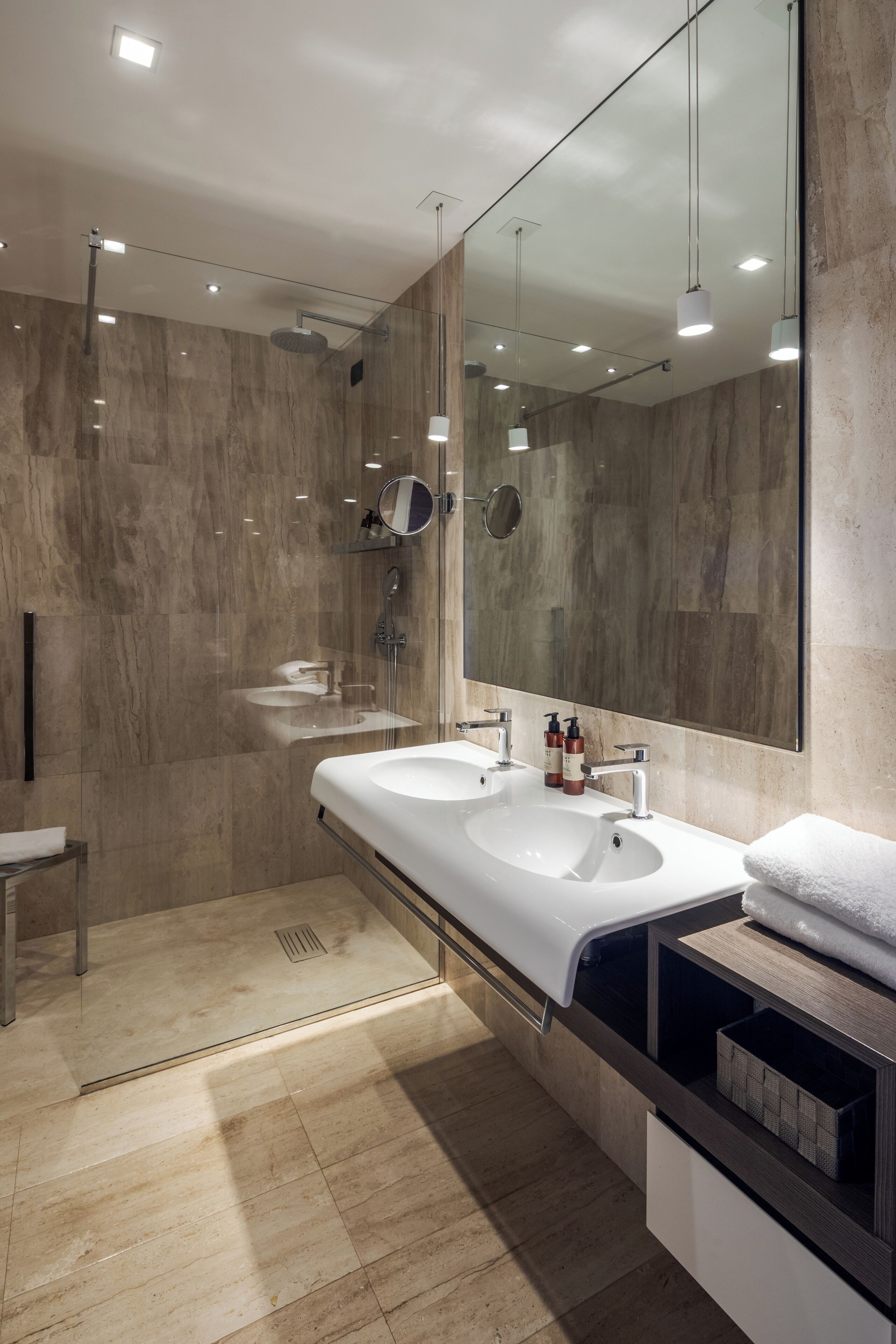 camera executive | bathroom | rainfall showerhead, hair dryer, bidet, towels