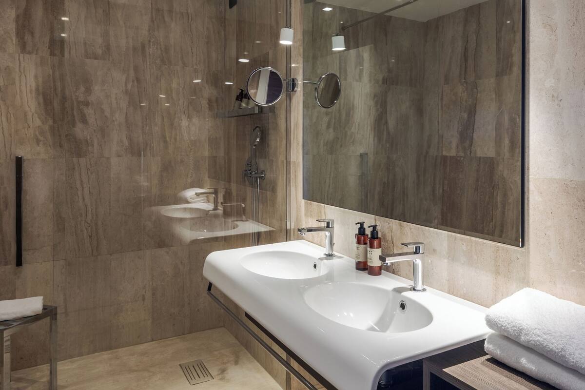 camera executive | bathroom | rainfall showerhead, hair dryer, bidet, towels