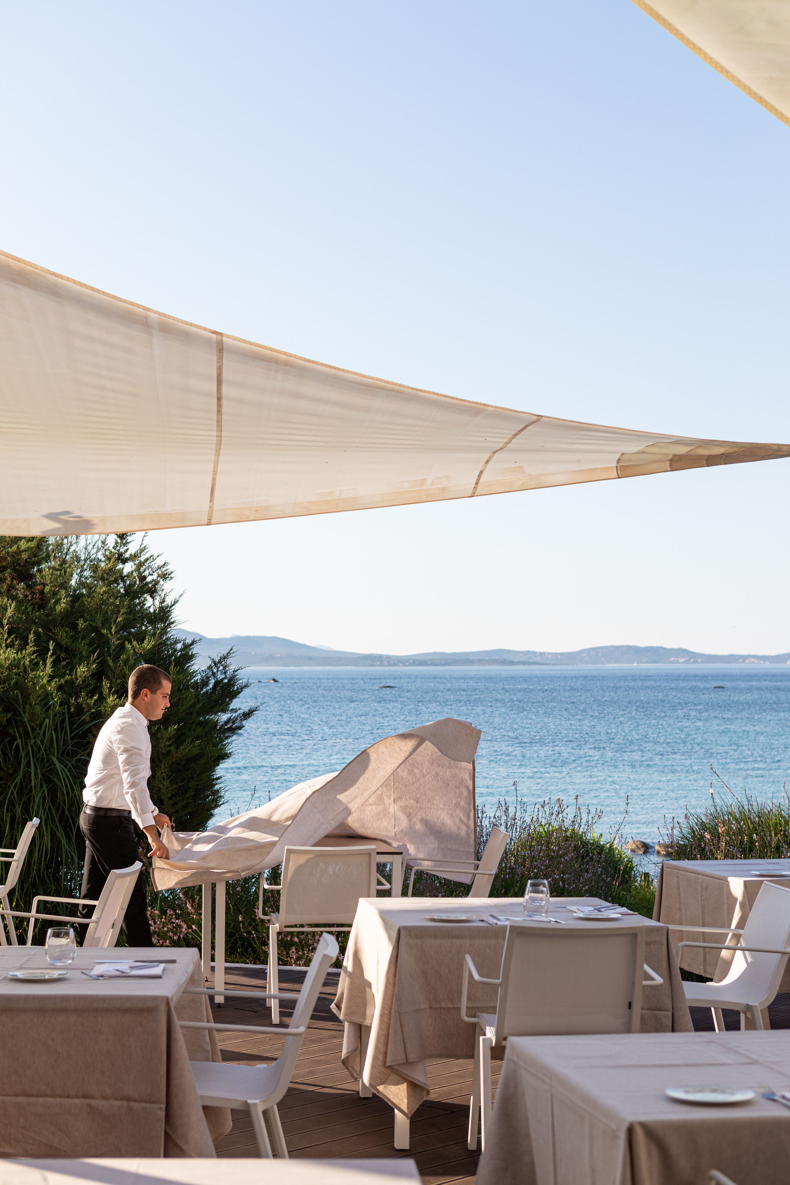 2 restaurants, breakfast, dinner served; international cuisine 