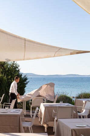 2 restaurants, spécialités Cuisine internationale