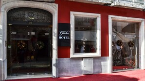 L’entrée d’un hôtel, avec une enseigne indiquant « Rossio Garden Hotel ».