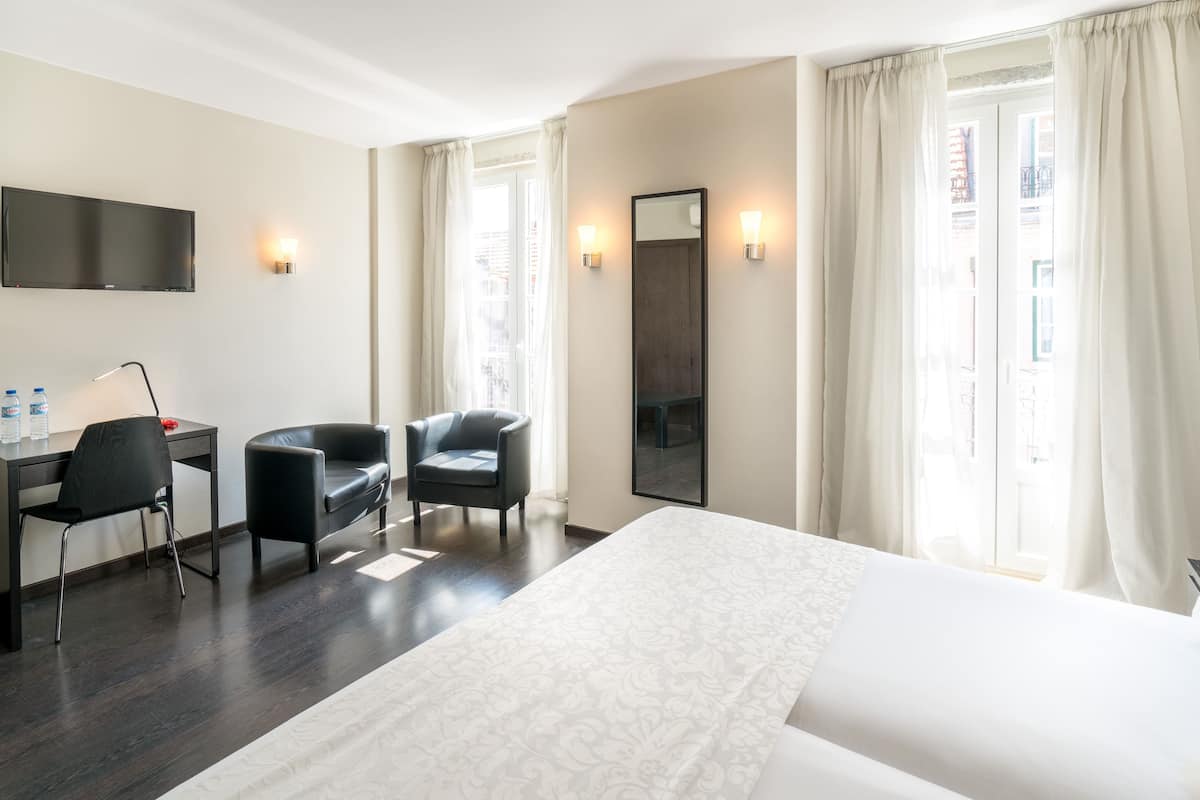 Classic Double or Twin Room | In-room safe, desk, blackout curtains, soundproofing