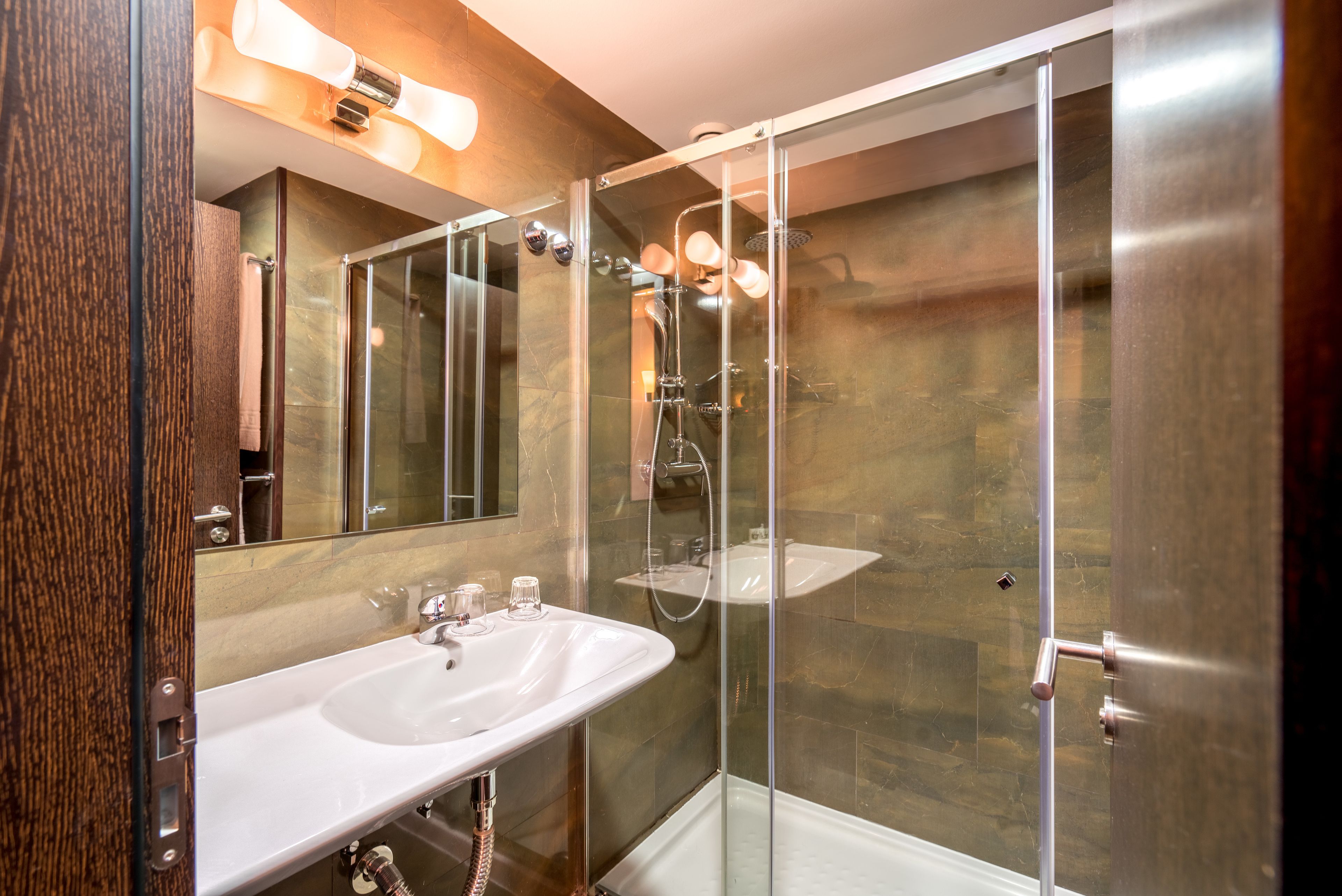 standard double or twin room | bathroom | free toiletries, hair dryer, bidet, towels