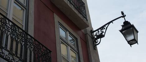 Un bâtiment orné de balcons en fer forgé et d’un lampadaire.