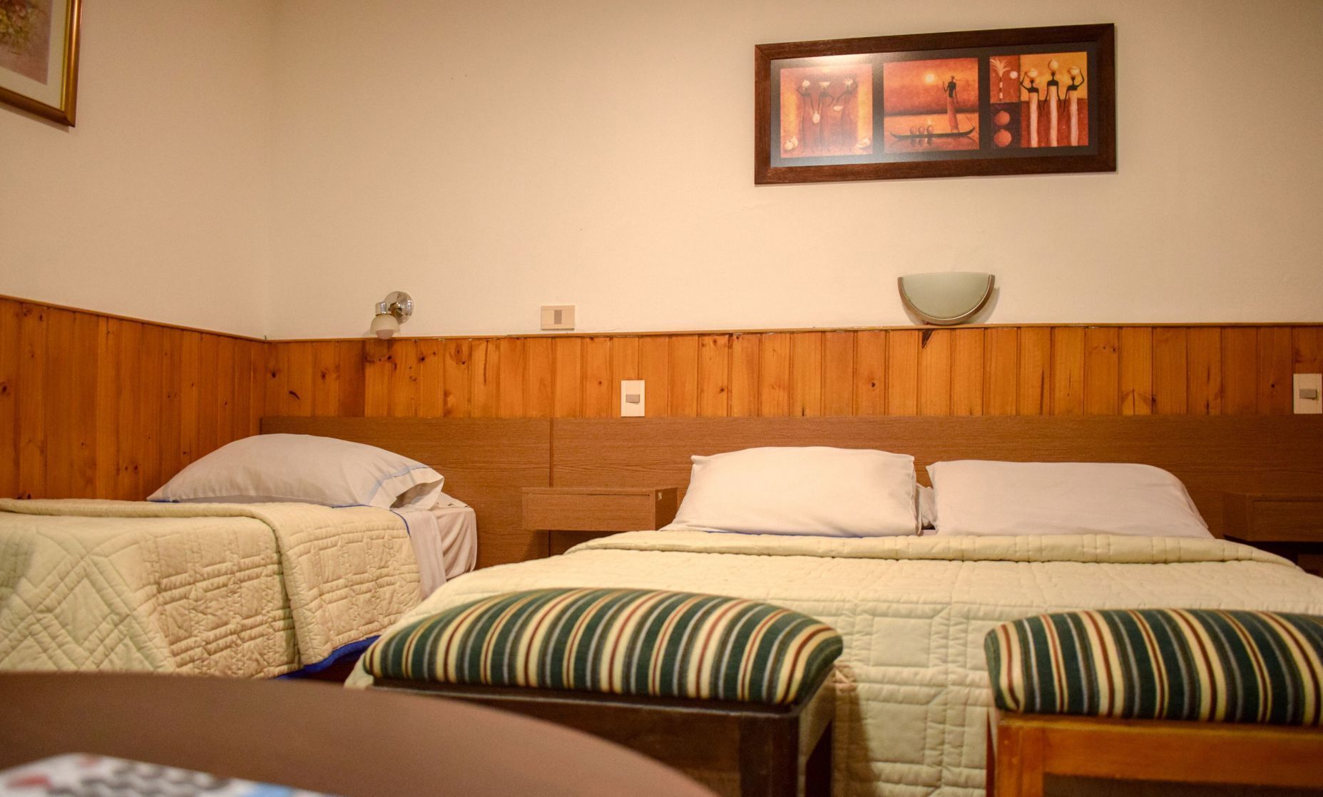 Ropa de cama de alta calidad, colchones con efecto memoria y minibar 