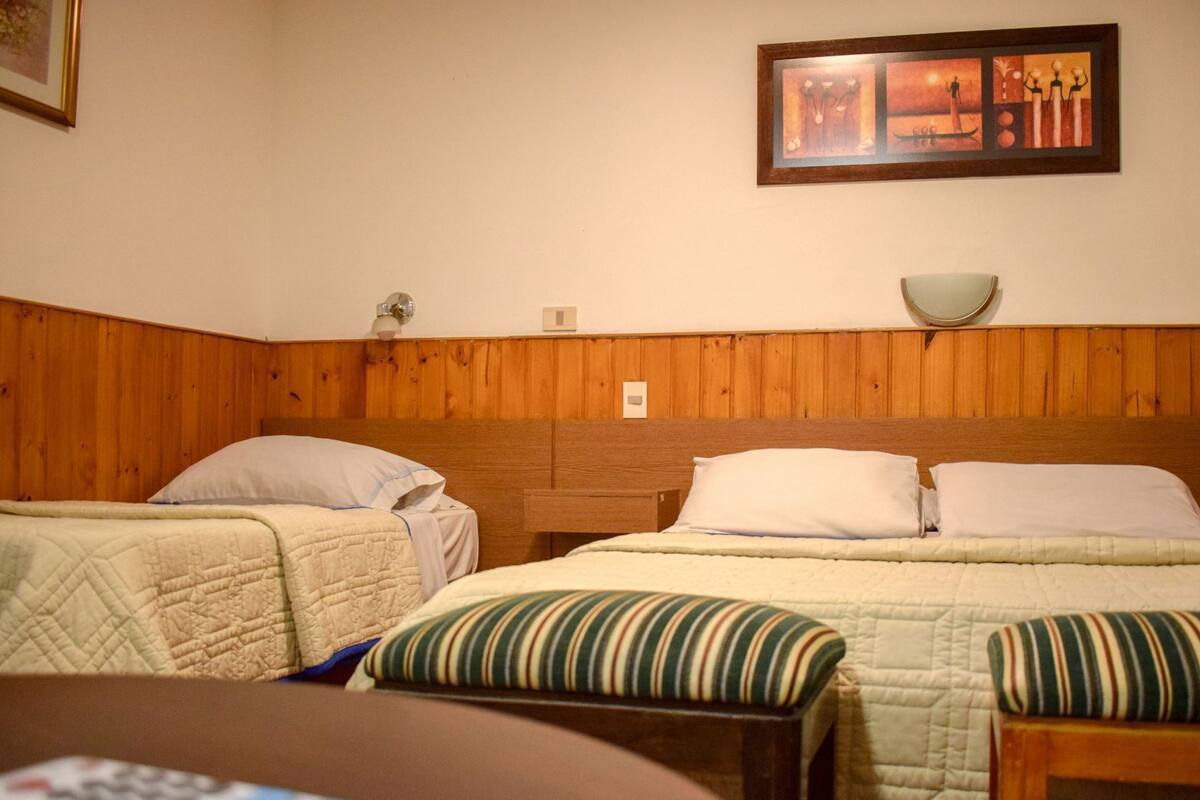 Ropa de cama de alta calidad, colchones con efecto memoria y minibar