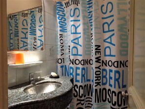 Douche, sèche-cheveux, serviettes fournies