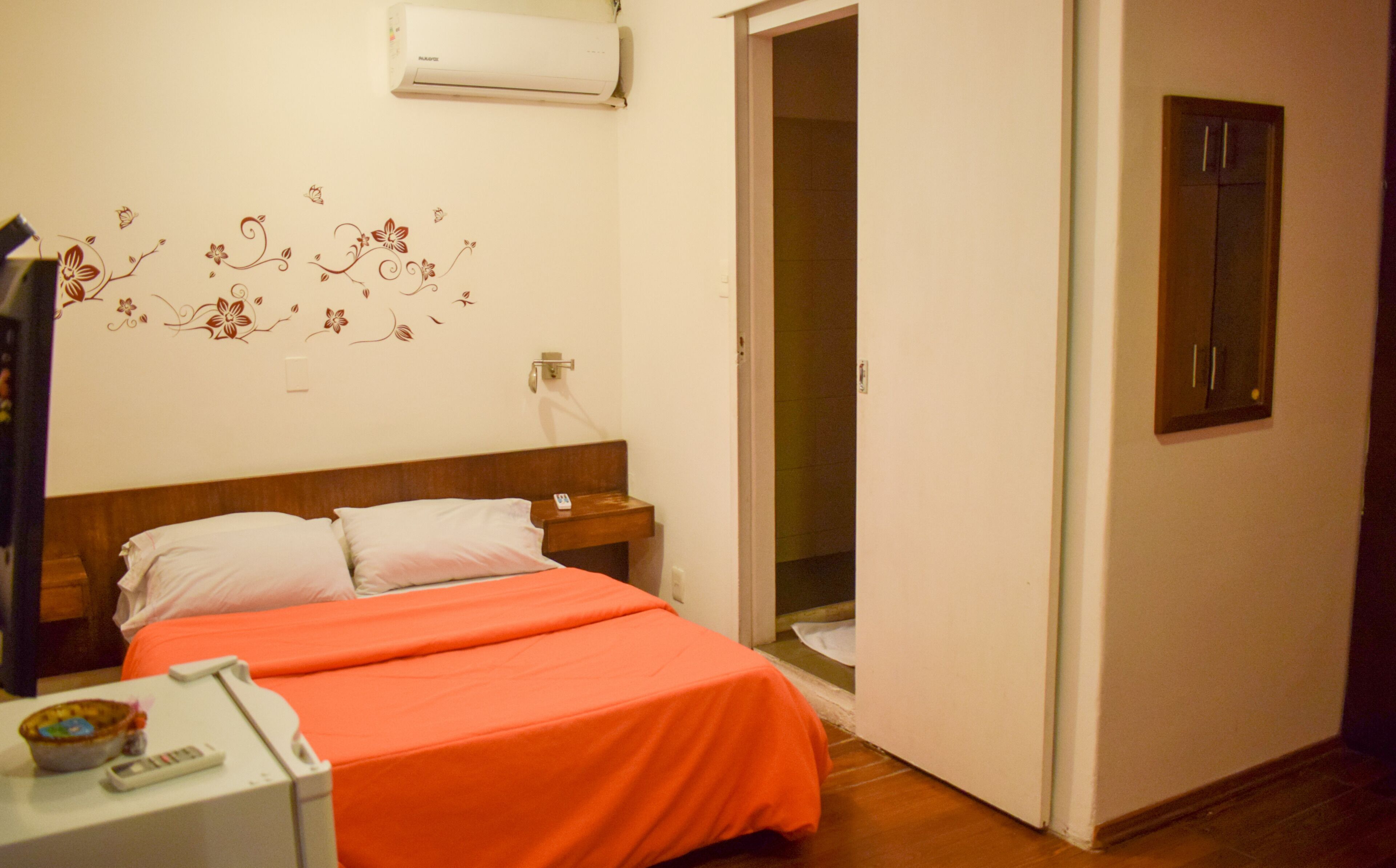 Ropa de cama de alta calidad, colchones con efecto memoria y minibar 